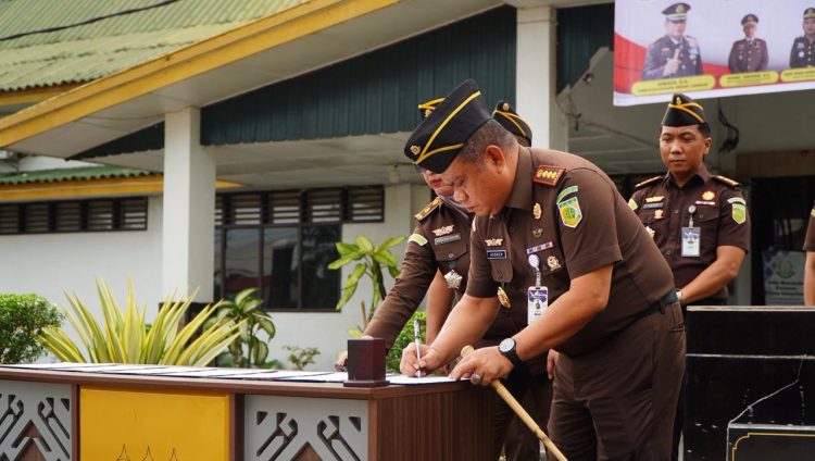 Kejari Langkat, Asbach , SH, MH, saat menanda tangani Zona Integritas 2026, bersama PJU, Rabu (28/1/2026) foto.ist.