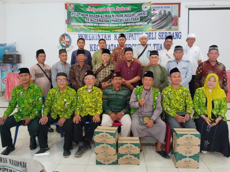 Ketua DMI Deli Serdang, AKBP (P) H.Sulaiman Hasibuan, Foto bersama dengan para Peserta Pembinaan Pengurus BKM Se Kecamatan Percut Sei Tuan, Kamis (29/1/2026) di Aula Eks Kantor Camat Kec.Percut Sei Tuan foto.dok.