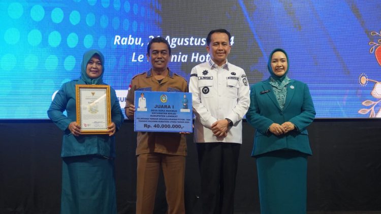 Kades Suka makmur mendapatkan Piagam/Piala penghargaan JUARA 1 PT.P2W KSS Yang diselenggarakan oleh Dinas PMDDUKCATPIL Provsu Tahun 2024.