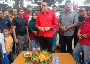 Peringati Hari Lahir Ketum DPP PDIP ke-79, Agus Setiawan Potong Tumpeng, Tanam Pohon, Lepas Rarusan Burung dan Benih Ikan.