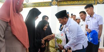 Berbagi dalam Ketakwaan: Sembako untuk Duafa, Masjid Diresmikan Wabup di Galang