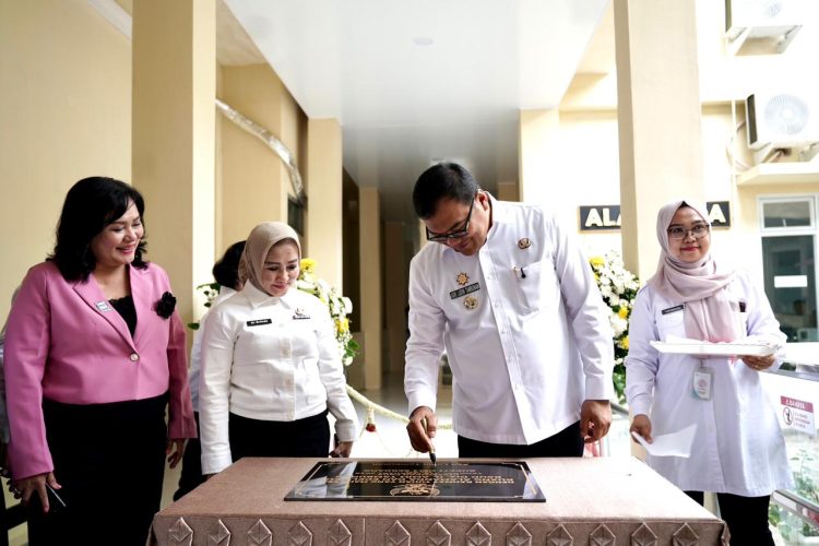 Bupati Deli Serdang, dr H Asri Ludin Tambunan menandatangani prasasti peresmian Gedung Rawat Inap Alamanda dan Ruang Cathlab (Catheterization Laboratory) di RSUD Drs H Amri Tambunan, Lubuk Pakam, Rabu (18/2/2026). foto.dok