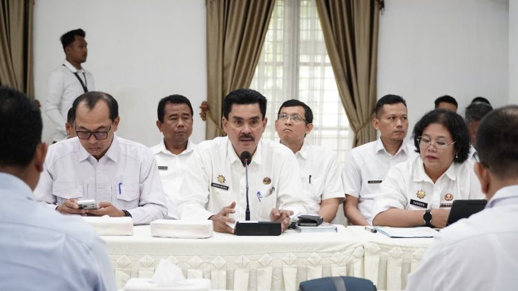 Asisten II Perekonomian dan Pembangunan, Drs Hendra Wijaya di dampingi Kadis SDBMBK Deli Serdang, Janso Sipahutar, ST, MT di Rapat Koordinasi Penataan Kabel Utilitas Jaringan di Aula Cendana, Kantor Bupati Deli Serdang, Rabu (25/2/2026). Penataan kabel utilitas menjadi salah satu prioritas yang harus di Laksanakan sebelum HUT ke 26 Apkasi.