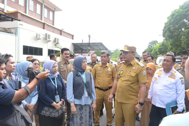Bupati Deli Serdang, dr H Asri Ludin Tambunan berbincang dengan tenaga kesehatan di RS Patar Asih ketika melakukan sidak di rumah sakit tersebut, Selasa (3/3/2026).