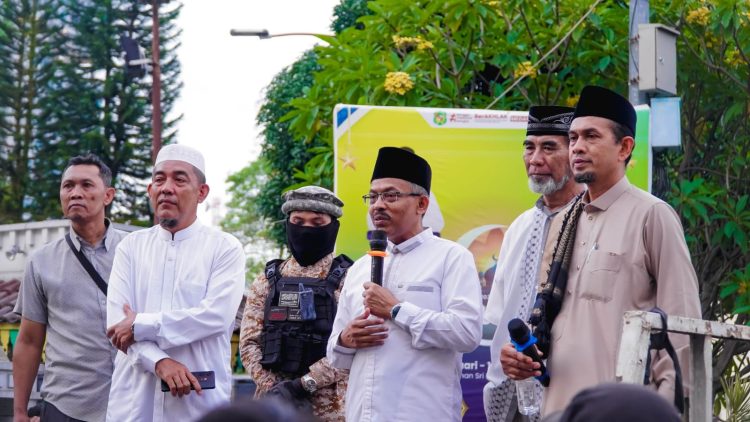 Ustd.Latif Khan, Ulama Kharismatik Kota Medan, Ustd.Heriansyah, Ketua MUI Medan Ustd.Hasan Basri Maksum, dan Korlap Aksi Irman Arif Gea, di Aksi Dukung SE Walikota Medan Tentang Penataan/Penempatan Dagangan Non Halal, di depan Kantor Walikota Medan Selasa (3/3/2026) foto.dok.