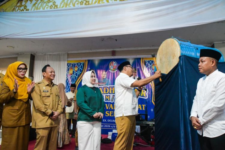 Bupati Asri Ludin Tambunan, memukul Bedug tanda telah di bukanya secara resmi Ramadhan Fair 1447 H Deli Serdang, Senin (9/3/2026)