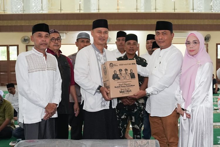 Wabup Deli Serdang, Lom Lom Suwondo SS menyerahkan bantuan kepada pengurus masjid pada \Safari Ramadan 1447 Hijriah Pemkab Deli Serdang di Masjid Raya Syuhada, Kelurahan Galang Kota, Kecamatan Galang, Selasa (10/3/2026).