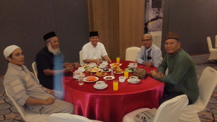 Pimpinan Tortilla Medan, Bapak Igo Ilham, bersama Prof.Ridha Dharmajaya, Ketua Umum BP FORMI, Bendahara DPD FPI Sumut, Ustd.Sumbo Saing, Ketua  HILMI DPD Sumut, Ahmad Efendi Bangun di Acara Buka Puasa Tortilla Medan, di AIHO Hotel, Jln.H.Adam Malik, Minggu (15/3/2026)