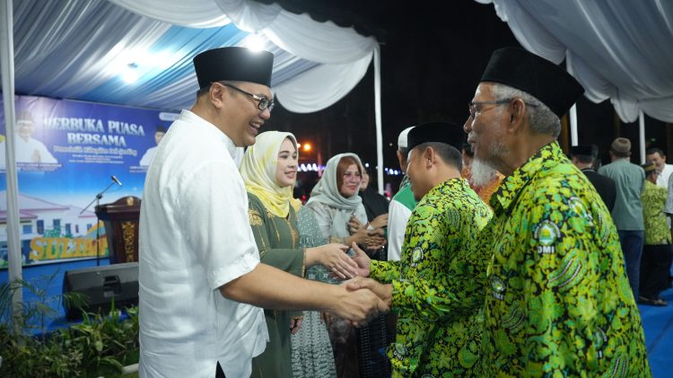 Bupati Deli Serdang, dr H Asri Ludin Tambunan Bersalaman saat berbuka puasa bersama dengan unsur masyarakat di Rumah Dinas Bupati, Selasa petang (17/3/2026).