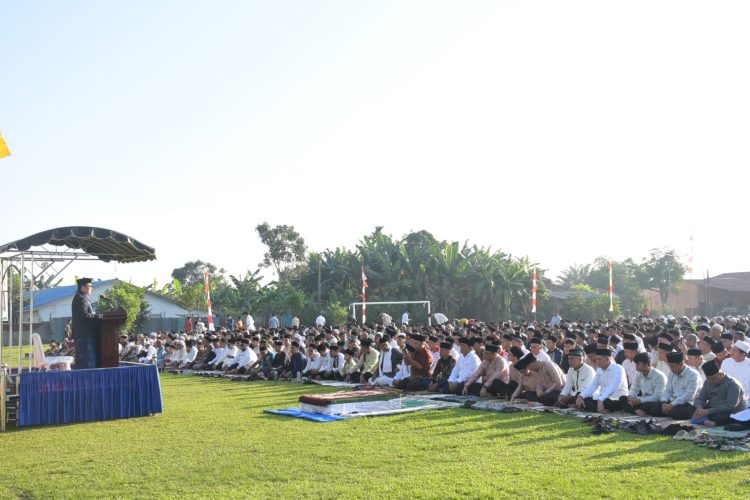Bupati Deli Serdang, dr H Asri Ludin Tambunan dan Wakil Bupati, Lom Lom Suwondo SS, melaksanakan Salat Idul Fitri 1 Syawal 1447 Hijriah di Lapangan Bola Kaki Sei Semayang, Jalan Perintis Kemerdekaan, Kecamatan Sunggal, Sabtu (21/3/2026