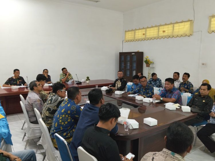 Bupati Deli Serdang, diwakili Asisten Pemerintahan dan Kesejahteraan Rakyat, Drs Zainal Abidin Hutagalung MAP memimpin Rapat percepatan kesiapan dalam mengikuti program IBM Kamis (26/3/2026).