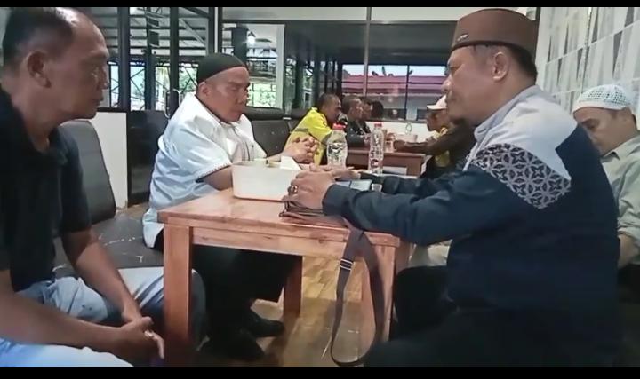Penasehat DPP/DPW Ormas Islam Kelaskaran BP FORMI, H.Rakhmadsyah, SH ( Anggota DPRD Deli Serdang ) bersama Azhari Ketua Umum BP FORMI dan Rekan Seperjuangan Ahmad Efendi Bangun, Sai'in, Bersilaturahmi dan Halal Bi Halal di salah satu Cafe di Kawasan Kuala Namu, Senin (30/3/2026) foto.ist.