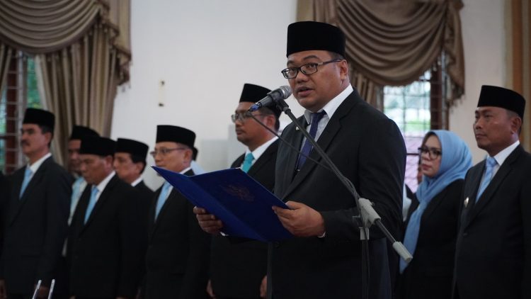 Bupati Deli Serdang, dr H Asri Ludin Tambunan melantik 73 pejabat di lingkungan Pemerintah Kabupaten Deli Serdang di Aula Cendana Lantai II Kantor Bupati, Selasa (31/3/2026),