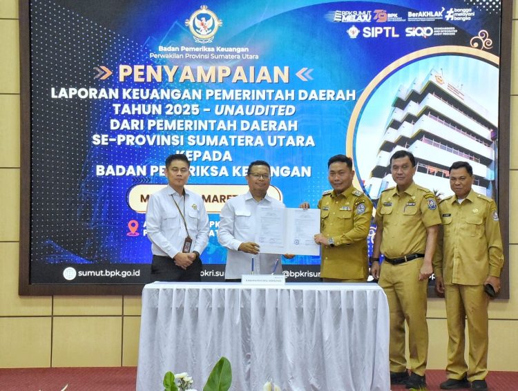 Wakil Bupati Deli Serdang, Lom Lom Suwondo SS, menyerahkan Laporan Keuangan Pemerintah Daerah (LKPD) Unaudited Tahun Anggaran 2025 kepada Badan Pemeriksa Keuangan (BPK) RI Perwakilan Sumatera Utara (Sumut), di kantor BPK Sumut, Jalan Imam Bonjol No. 22, Medan, Rabu (30/3/2026).