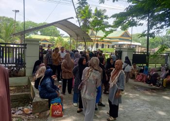 Ratusan Warga Besitang Beramai – Ramai Mendatangi Gedung DPRD Langkat.