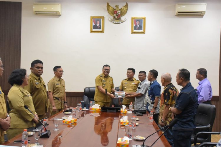 Bupati Deli Serdang, saat menerima audiensi Persadaan Pomparan Toga Sinaga Dohot Boru (PPTSB) bersama Wakil Bupati, Selasa (7/4/2026) di Aula II Kantor Bupati.