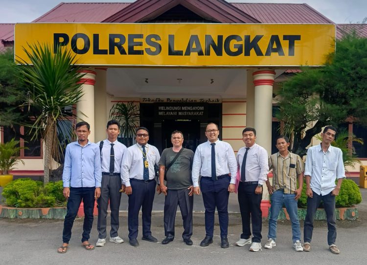 IP Bangun bersama kuasa Hukum, dari kantor hukum " TOMMY SINULINGGA LAW FIRM, "Dr., Tommy Aditia Sinulingga, S. H., M. H., CTL. dan 'Jedy Walda Sembiring, S. H., CTL, saat membuat LP di Polres Langkat,  (11/10/2025.) foto.dok.