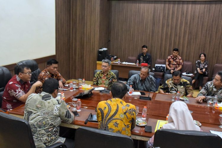 Bupati Deli Serdang, dr H Asri Ludin Tambunan, didampingi Wakil Bupati Lom Lom Suwondo SS menerima audiensi Kepala Kantor Pelayanan Pajak (KPP) Pratama Lubuk Pakam, Muhammad Syafei Harahap, jumat (10/4/2026) di Aula Lt.II Kantor Bupati