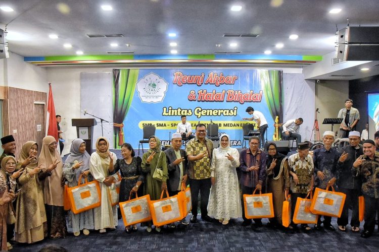 Bupati Deli Serdang, dr H Asri Ludin Tambunan didampingi Ketua TP PKK Deli Serdang, Ny Jelita Asri Ludin Tambunan, menghadiri reuni akbar Ikatan Alumni Keluarga Besar (IKA-KB) SMP, SMA, SPG, SMEA, dan STM PAB Medan Estate sekaligus Halal Bihalal Tahun 1447 H/2026 M, di Miyana Hotel, Desa Medan Estate, Kecamatan Percut Sei Tuan, Minggu (12/4/2026).