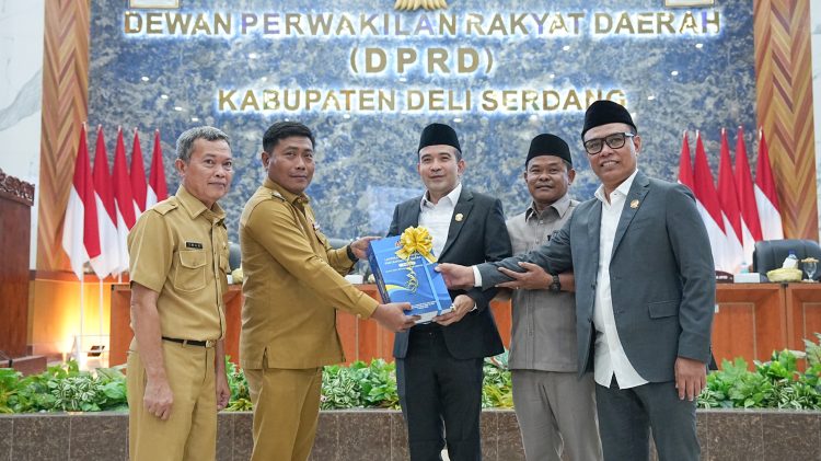 Wakil Bupati Deli Serdang, Lom Lom Suwondo SS, menyampaikan penjelasan Laporan Keterangan Pertanggungjawaban (LKPJ) Bupati Deli Serdang Tahun Anggaran 2025 pada rapat paripurna Dewan Perwakilan Rakyat Daerah (DPRD) Kabupaten Deli Serdang, Senin (13/4/2026).