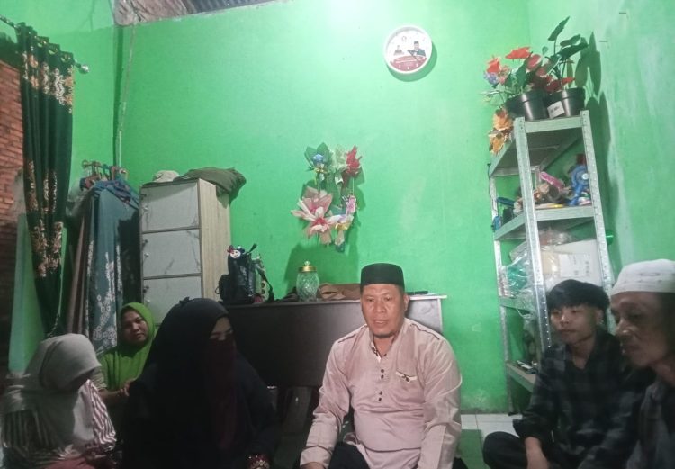 Azhari Ketua Umum Ormas Islam Kelaskaran BP FORMI, yang juga PU/Pimred Medan Sumut Pos TV Channel & medansumutpos.id, bersama Istri Evi Meriyani Tarigan Silangit dalam Do'a Bersama Pengurus, di Markas Jum'at (17/4/2026) dok.ist.