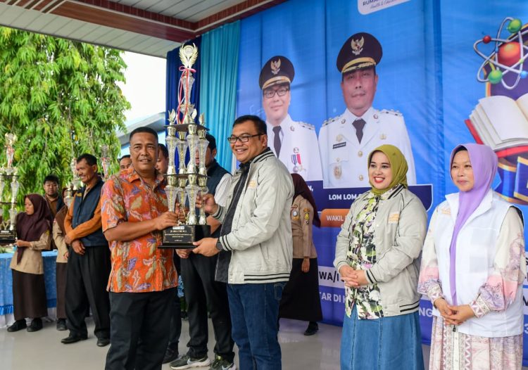 Bupati Deli Serdang, dr H Asri Ludin Tambunan bersama Ketua TP PKK Deli Serdang Ny. Jelita Asri Ludin Tambunan menyerahkan trophy Juara
Kepada peserta Science Olympiad 2026 yang digelar di SMP Negeri 2 dan SMA Negeri 2 Lubuk Pakam, Minggu (19/4/2026).