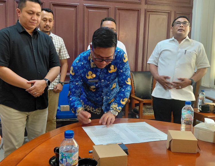 Wakil Bupati Deli Serdang, Tanda Tangani akta pernyataan penyerahan pengelolaan tanah negara yang berasal dari sebagian bekas Hak Guna Usaha (HGU) milik PT PP London Sumatra Indonesia (Lonsum), di Gedung PT Lonsum, Jalan Kesawan Medan, Senin (27/4/2026).