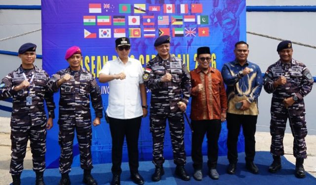 Dua Anggota DPRD Medan Dampingi Wali Kota Rico Waas Sambut Kedatangan KRI Bima Suci di Belawan.