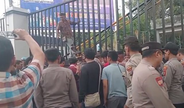 Ricuh di DPRD Medan, Gerbang Rusak Saat Aksi GMNI, Robi Barus Ingatkan Batas Etika