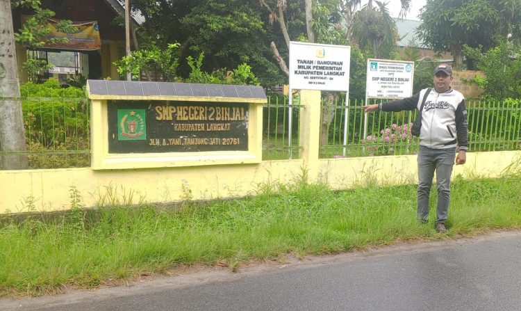 Tim Media Medan Sumut Pos, di pimpin Ka.Biro Langkat, HD.Sinulingga saat mendatangi SMP N 2 Binjai. foto.dok.ist.