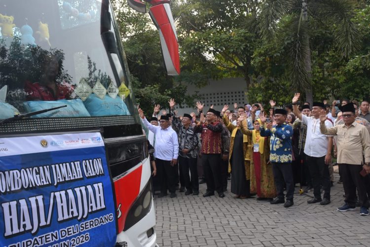 Pemerintah Kabupaten Deli Serdang melepas 360 jemaah calon haji Kloter 15 Tahun 1447 H/2026 menuju Asrama Haji Medan di Masjid Agung Thaf Sinar Basarsyah, Kamis (7/5/2026).