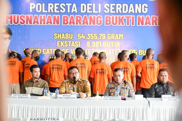 Bupati Deli Serdang, dr H Asri Ludin Tambunan mengapresiasi keberhasilan Polresta Deli Serdang mengungkap 89 kilogram sabu sepanjang tahun 2026, sekaligus menegaskan sanksi berat hingga PDTH bagi ASN terlibat narkoba.
di Aula Mapolresta Deli Serdang, Selasa (12/5/2026)