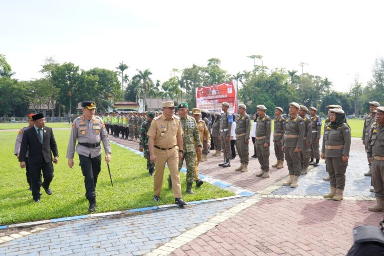 Bupati Deli Serdang, dr.Asril Ludin Tambunan saat Memeriksa Barisan Peserta Pengananan Pilkadees Serentak, Senin (1/6/2026) di Alun Alun Pemkab Deli Serdang.