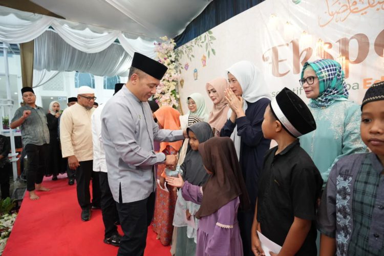 Direktur Utama PTPN IV PalmCo, Jatmiko K. Santosa, di salah satu momen
saat menyerahkan bantuan Keagamaan dan Sosial lewat Program TJSL Perusahana kepada para Anak Yatim, Kamis (18/6/2026) (foto.dok MSP)