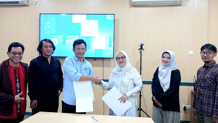 Penandatanganan Memorandum of Agreement (MoA) antara Ketum SWI diwakili Sekjend SWI Herry Budiman dengan Dekan FISIP UMJ Prof. Dr. Evi Satispi, S.P., M.Si., di Aula Lantai 2 Gedung Fakultas Ilmu Sosial dan Ilmu Politik (FISIP) UMJ, Tangerang Selatan, Banten, Jumat (31/7/2026).