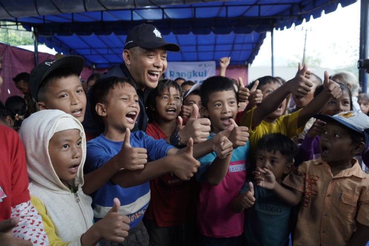 Direktur Utama PTPN IV PalmCo Jatmiko K. Santosa, saat bersama Anak-anak di salah satu Acara, (foto dok.ist)