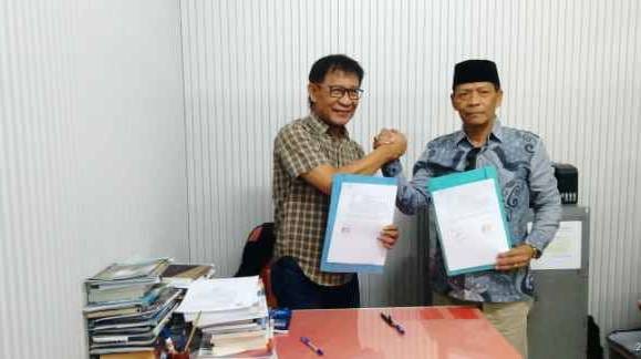 Penandatanganan MoU Ketua Umum SWI Iskandar, S.Sos Dengan Direktur LUKW Unitomo - Surabaya, Dr. Drs. Harliantara, M.I.Kom, Jum'at (28/8/2026)
