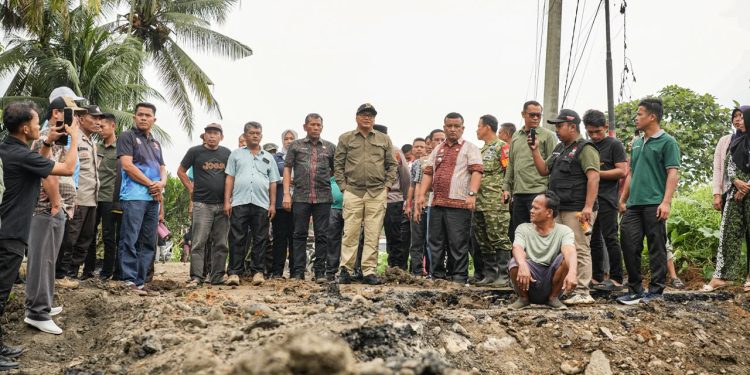 Jalan Longsor di STM Hulu, Bupati Asri Ludin Turun Tangan: Akses Alternatif Dikebut