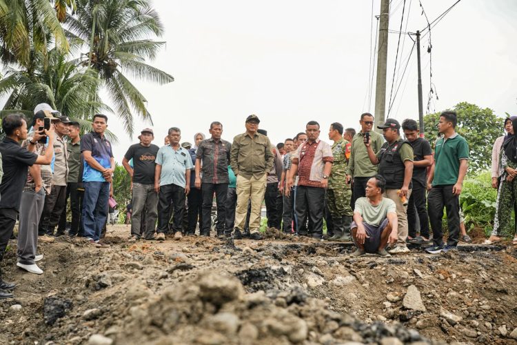 Bupati Deli Serdang, dr H Asri Ludin Tambunan bersama Wakil Bupati, Lom Lom Suwondo SS meninjau ruas jalan utama di Dusun II, Desa Tiga Juhar, Kecamatan STM Hulu yang mengalami longsor, Jumat (11/9/2026).