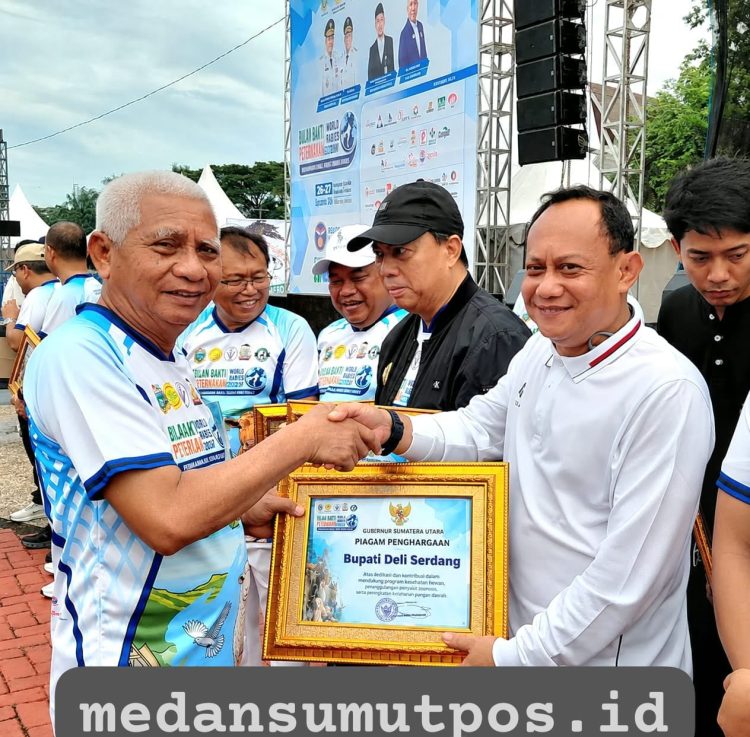 Wagubsu, Surya Menyerahkan Penghargaan kepada Bupati Deli Serdang, di terima Sekda dalam rangkaian Perayaan Bulan Bakti Peternakan dan World Rabies Day 2026 di Lapangan Astaka Sport Center, Minggu (27/9/2026