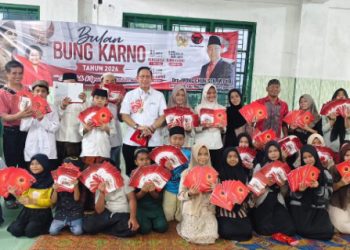Maknai Bulan Bung Karno, Ketua DPRD Medan Bagikan 1.600 Buku Tulis kepada 160 Anak Yatim Al Washliyah.
