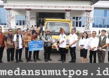 PTPN IV Regional 2 Serahkan Dump Truck untuk Dukung Pengelolaan Sampah di Simalungun